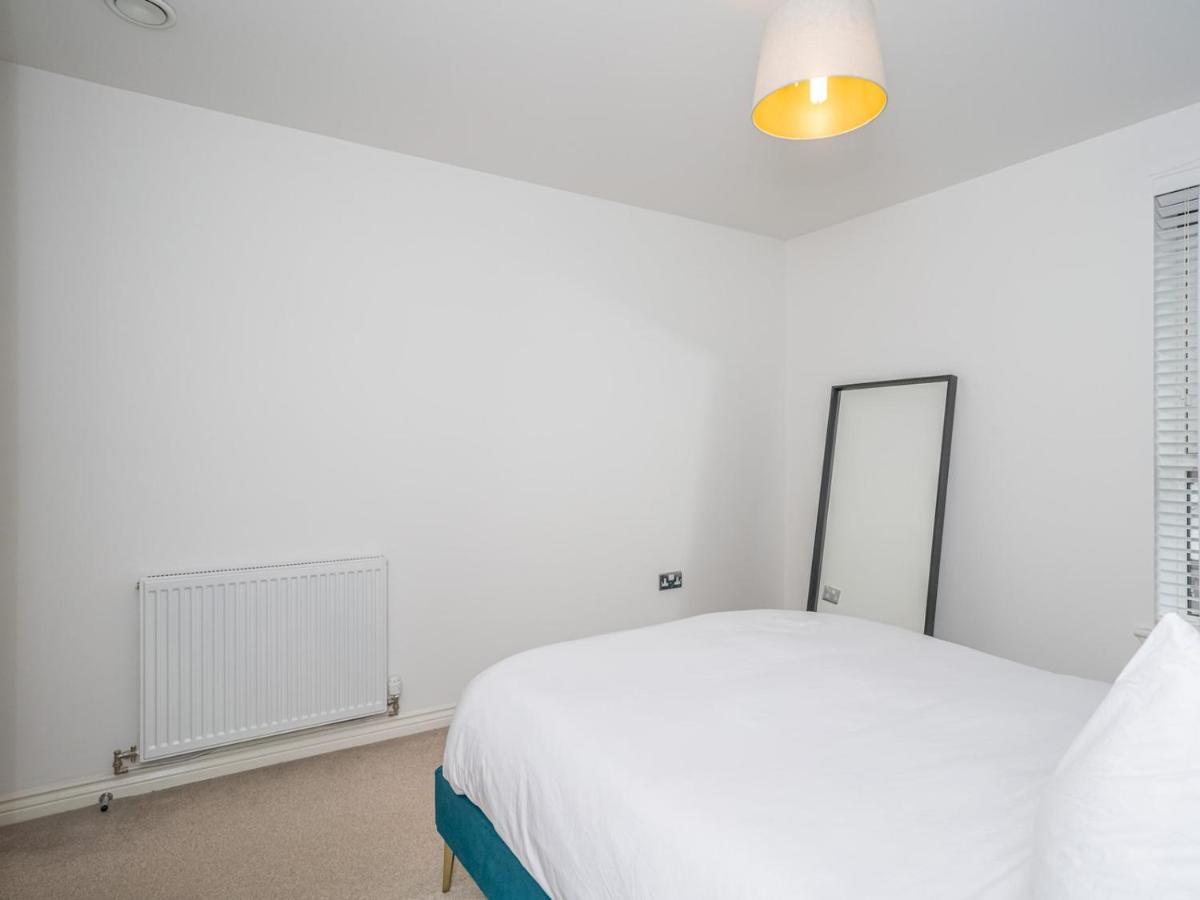 Cosy Modern Flat Pass The Keys - image 4