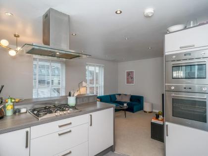 Cosy Modern Flat Pass The Keys - image 7