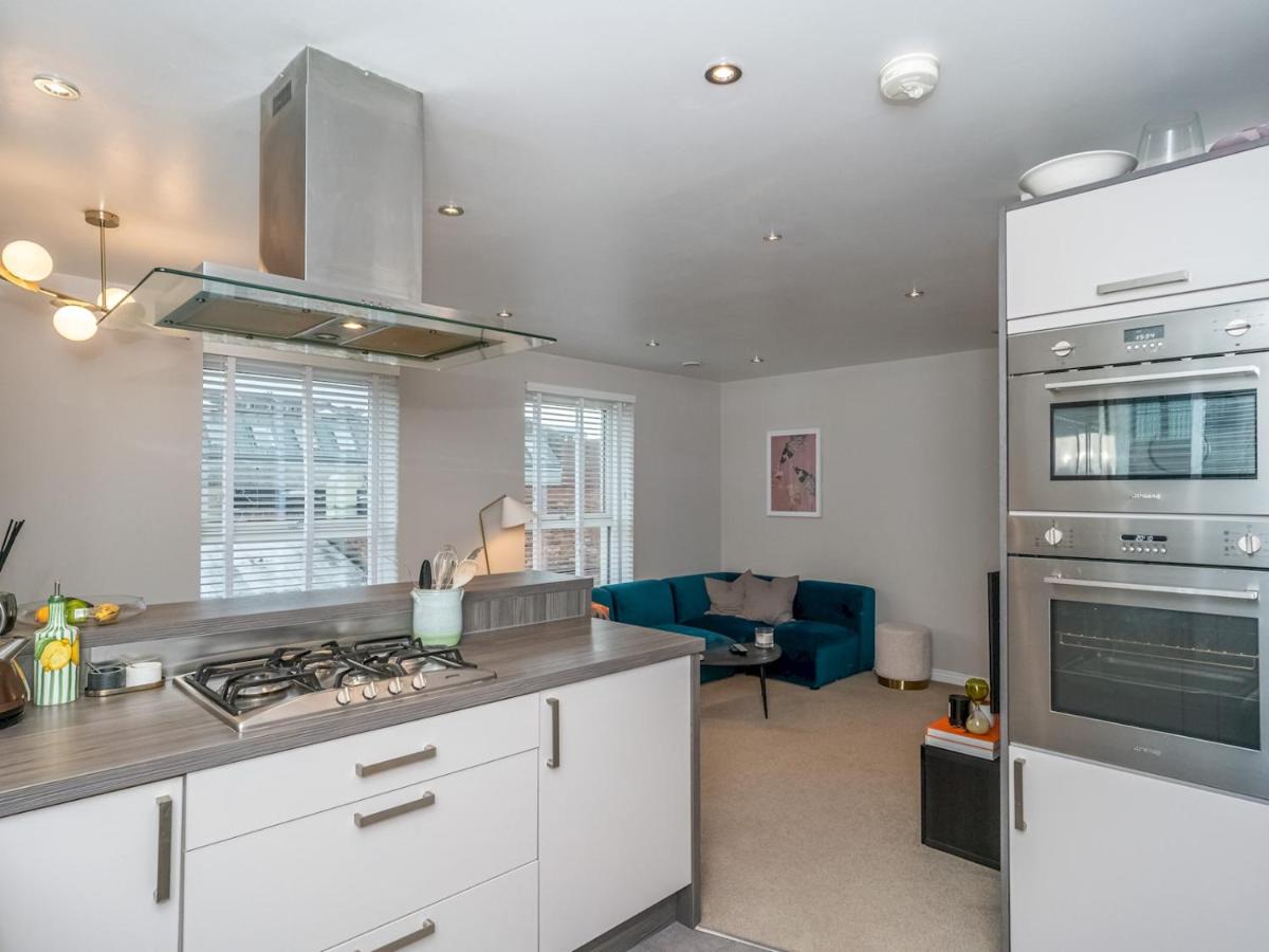 Cosy Modern Flat Pass The Keys - image 7