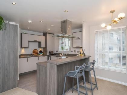 Cosy Modern Flat Pass The Keys - image 8