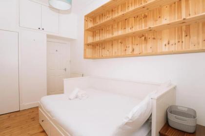 Sleek & Central 2BD Flat - Haymarket - image 10