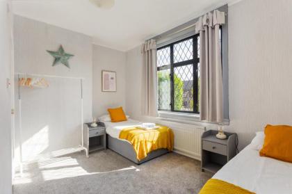 Lovely 3bed House-Private parking - image 22