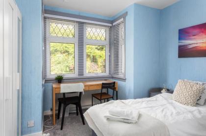 Lovely 3bed House-Private parking - image 25