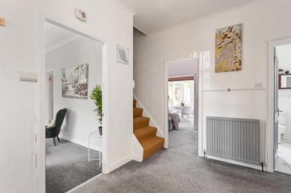 Lovely 3bed House-Private parking - image 26