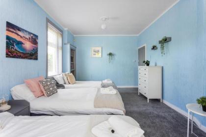 Lovely 3bed House-Private parking - image 28