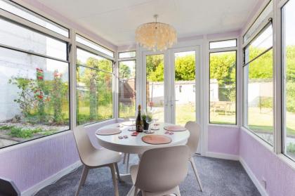 Lovely 3bed House-Private parking - image 4