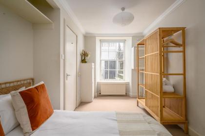 Retro New Town Garden Flat - image 7