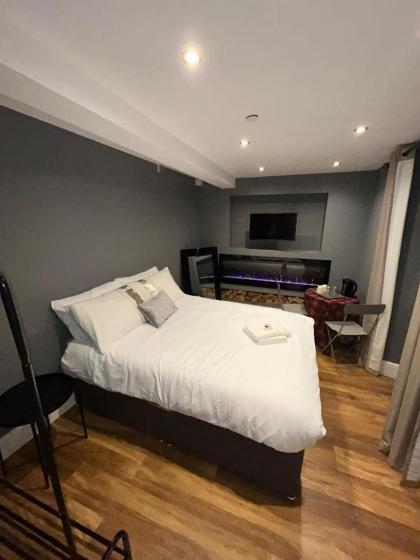 Cosy Double Bed With Fire Place Edinburgh 