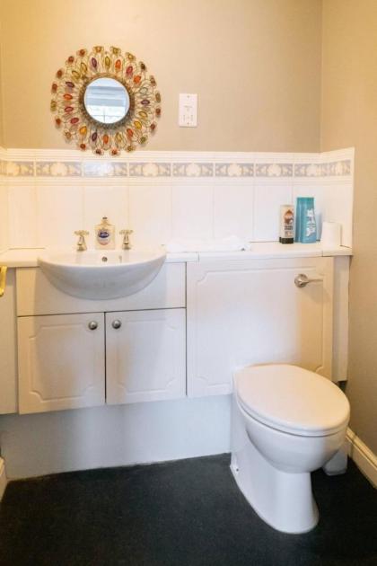 Snug & Serene 2BD Flat - Roseburn - image 29