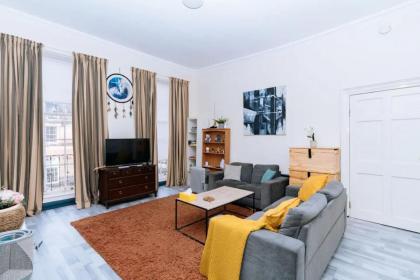 Bright High-Ceiling 2BD Flat - Central Edinburgh! Edinburgh