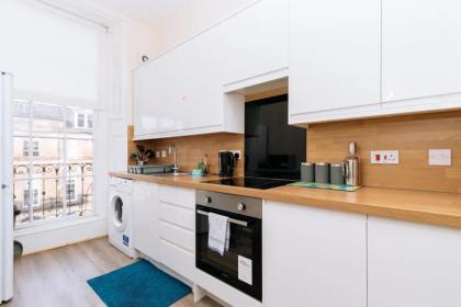 Bright High-Ceiling 2BD Flat - Central Edinburgh! - image 17