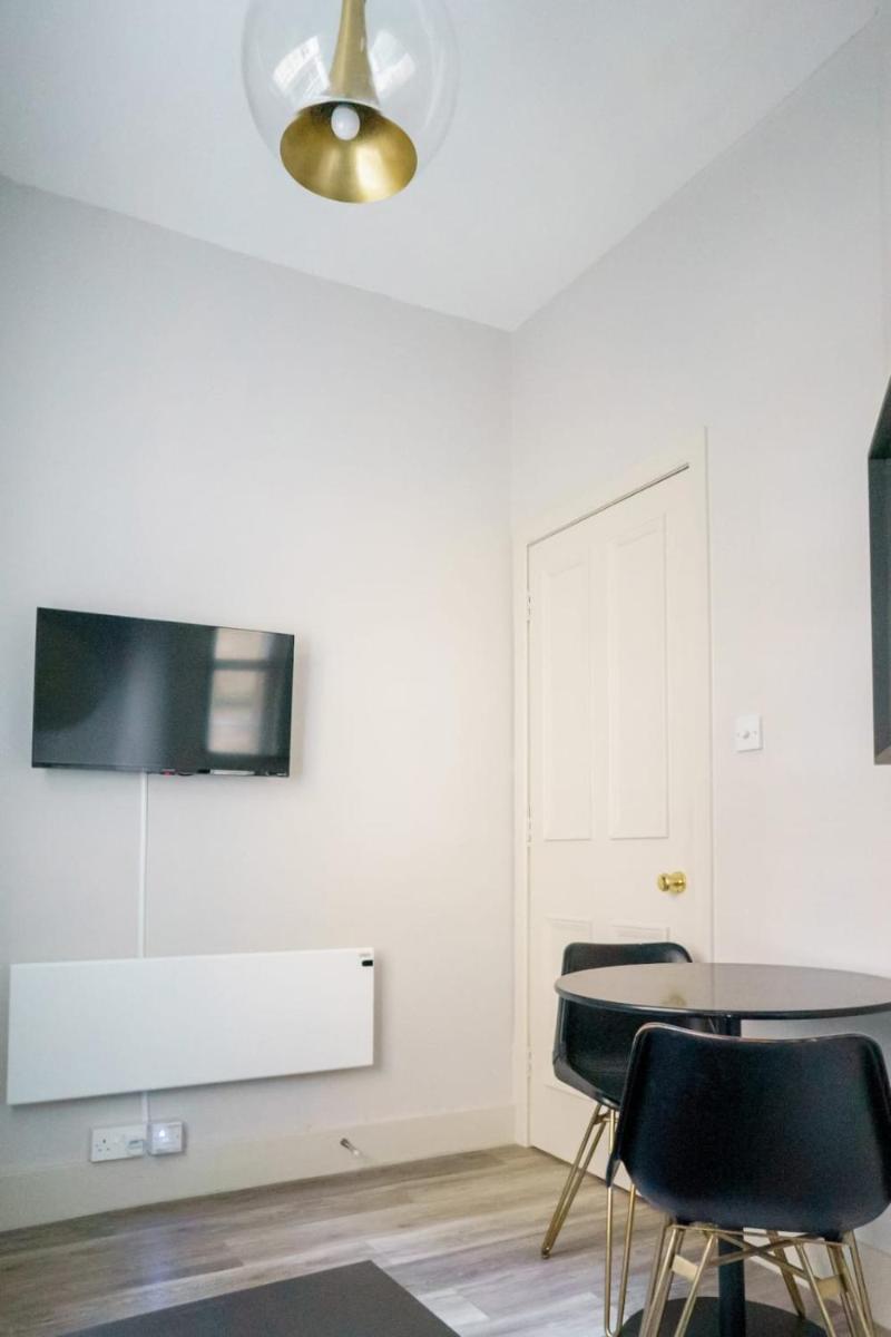 Chic 1BD Flat - wViews of Edinburgh Castle! - image 7