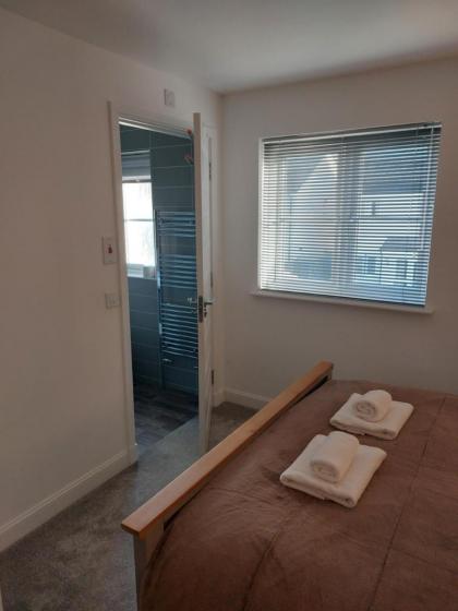 Beautiful 4-Bedroom House with Private Garden & Parking - image 19