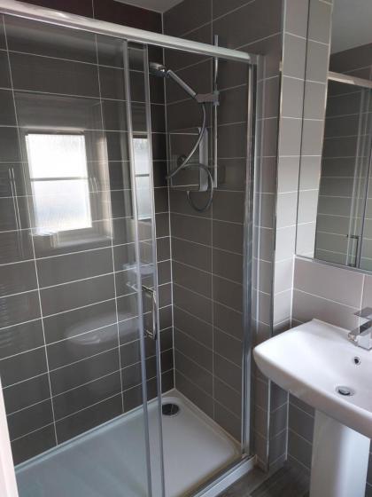 Beautiful 4-Bedroom House with Private Garden & Parking - image 21