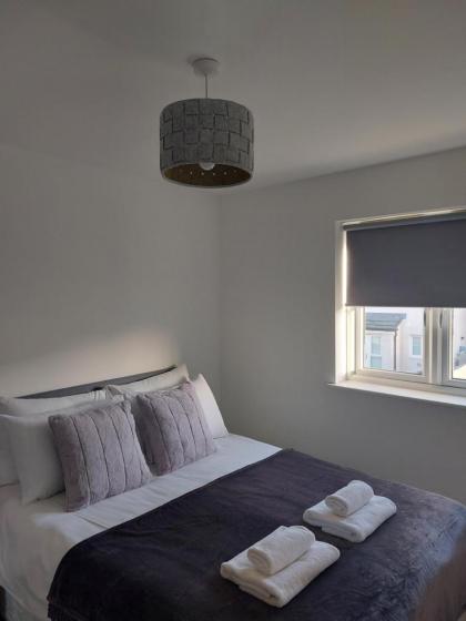 Beautiful 4-Bedroom House with Private Garden & Parking - image 22