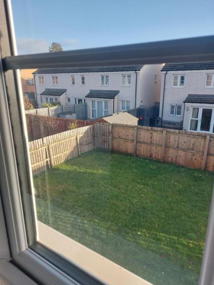 Beautiful 4-Bedroom House with Private Garden & Parking - image 23
