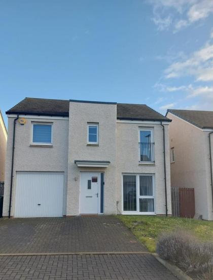 Beautiful 4-Bedroom House with Private Garden & Parking - image 24
