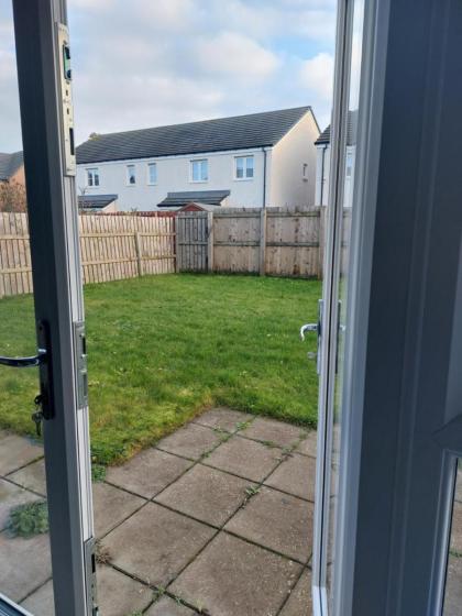 Beautiful 4-Bedroom House with Private Garden & Parking - image 25