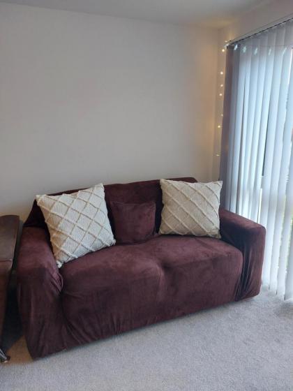 Beautiful 4-Bedroom House with Private Garden & Parking - image 27
