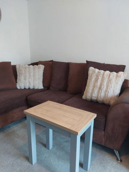 Beautiful 4-Bedroom House with Private Garden & Parking - image 28