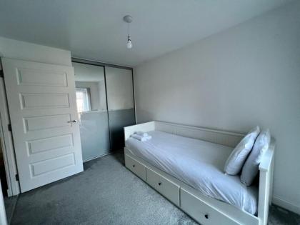 Beautiful 4-Bedroom House with Private Garden & Parking - image 29
