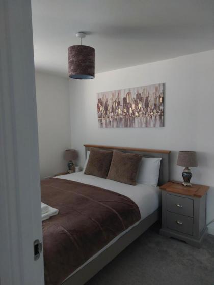 Beautiful 4-Bedroom House with Private Garden & Parking - image 30