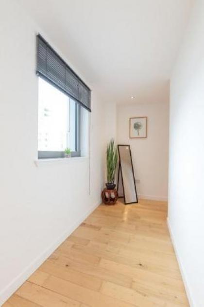 Stylish Penthouse Suite - image 10