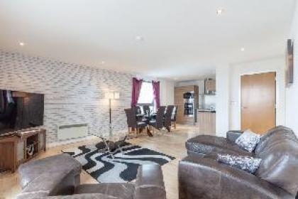 Stylish Penthouse Suite - image 11