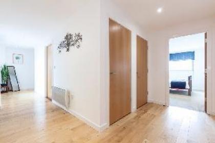 Stylish Penthouse Suite - image 2