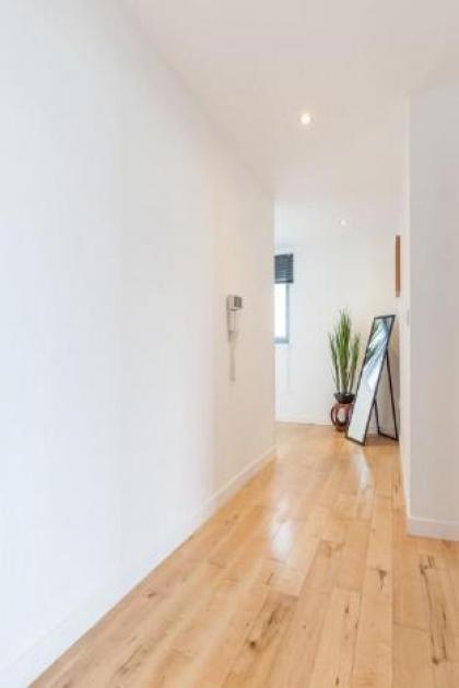 Stylish Penthouse Suite - image 4