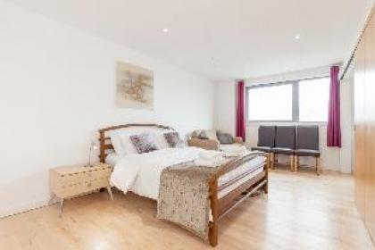 Stylish Penthouse Suite - image 7