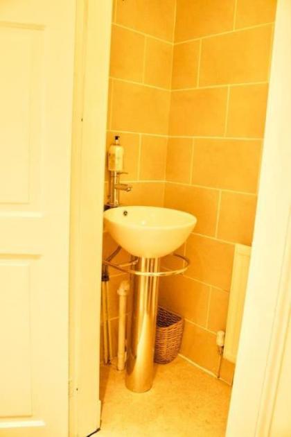 Arthur St - Spacious 3BR House w parking in Leith - image 16