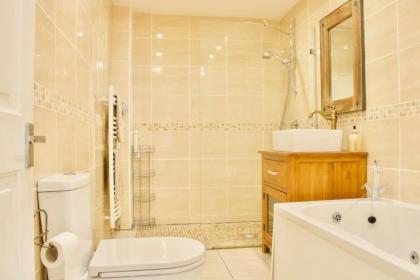 Arthur St - Spacious 3BR House w parking in Leith - image 21