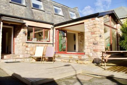Arthur St - Spacious 3BR House w parking in Leith - image 22