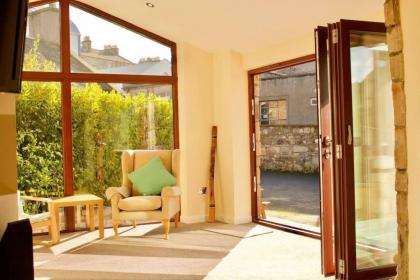 Arthur St - Spacious 3BR House w parking in Leith - image 23