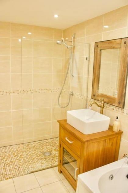 Arthur St - Spacious 3BR House w parking in Leith - image 25