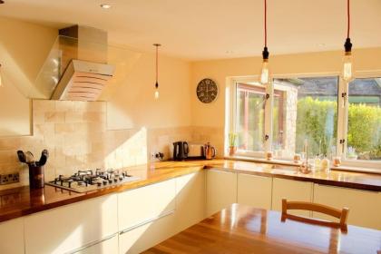 Arthur St - Spacious 3BR House w parking in Leith - image 26