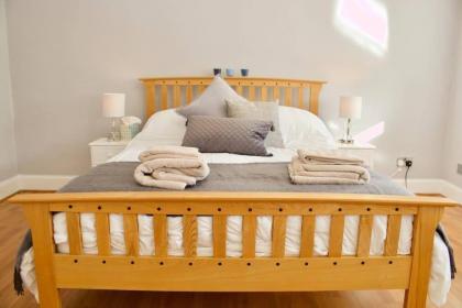 Arthur St - Spacious 3BR House w parking in Leith - image 27