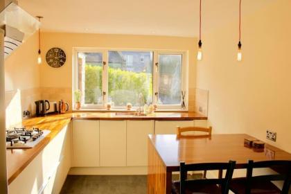 Arthur St - Spacious 3BR House w parking in Leith - image 30